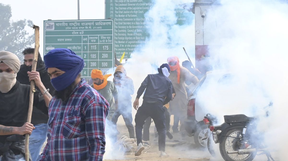 Farmáři protestují už i v Indii, policie na ně použila slzný plyn